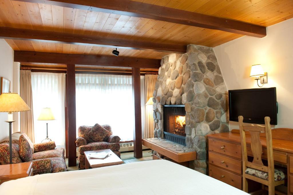 Post Hotel And Spa Lake Louise Room photo